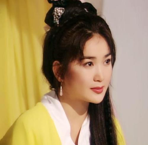 《圆月弯刀》中温碧霞扮演的秦可情是一个风情万种,但又错爱一生的