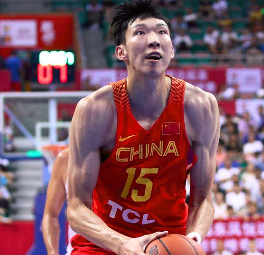 周琦双臂"青筋暴起" 而1年前他还是这样的