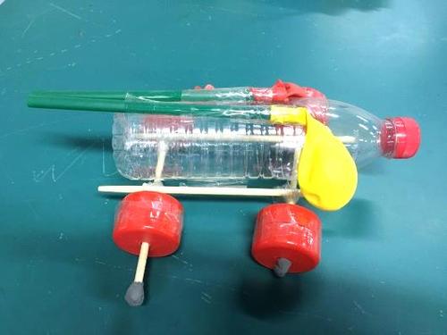 图11《自制动力小车》学生作品