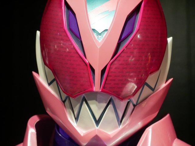 假面骑士revice皮套欣赏,粉丝一眼看出是假货,周围人