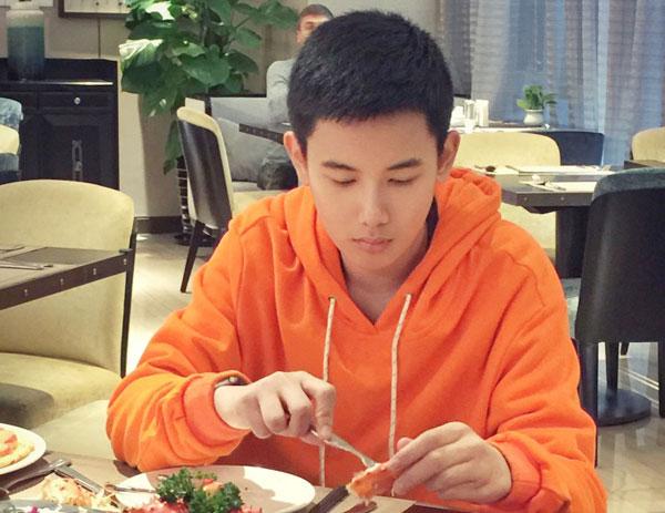 《老男孩》萧晗是谁演的? 扮演者胡先煦个人资料帅气照起底