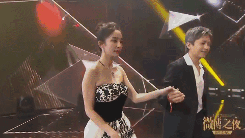 未修图才是真相杨幂胸瘪了挤出副乳颈纹吓人baby成蛇精关晓彤秒变阿姨