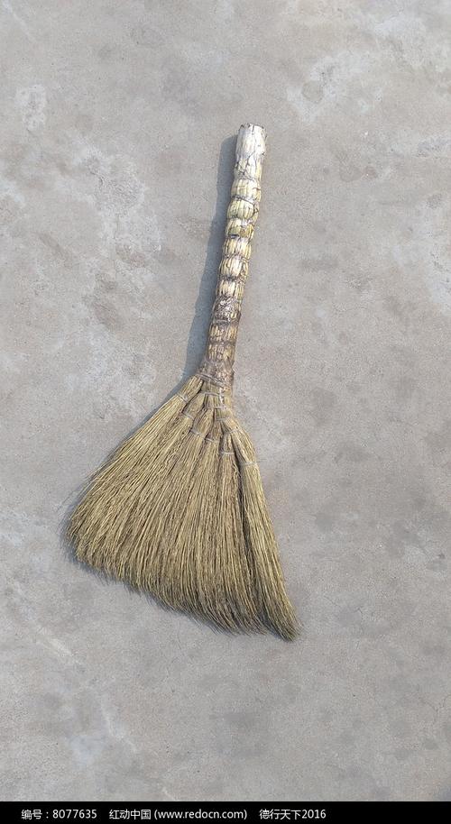 水泥地上的笤帚图片