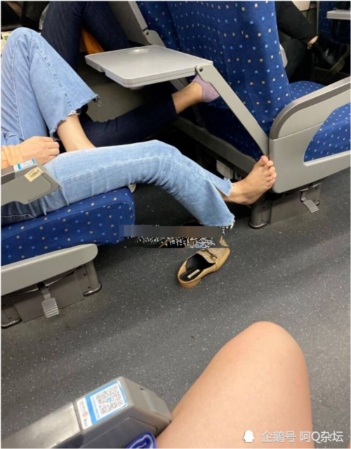 两女子高铁齐脱鞋袜 脚踩吃饭小桌板 网友直呼恶心