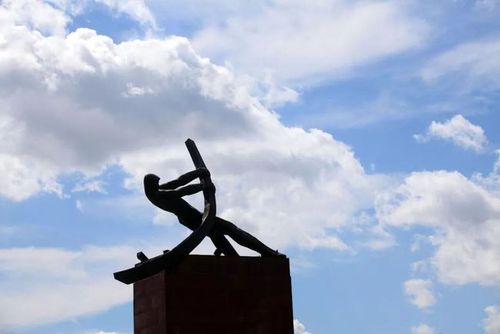 吉林市的地标"摇橹人".图/视觉中国