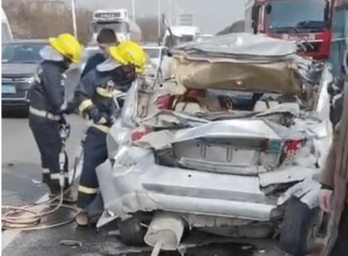 镇江金港大道又出车祸!网友:灵车来了…(附视频)