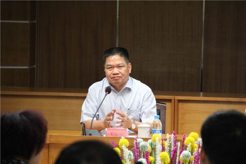 王松柏副校长(负责日常事务工作)主持座谈会