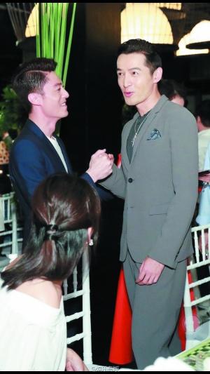 胡歌和霍建华相谈甚欢