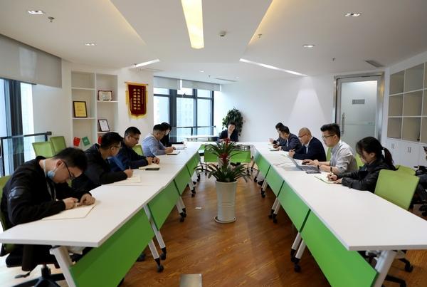 该公司开会讨论参加数博会的相关工作.观山湖区融媒体中心供图