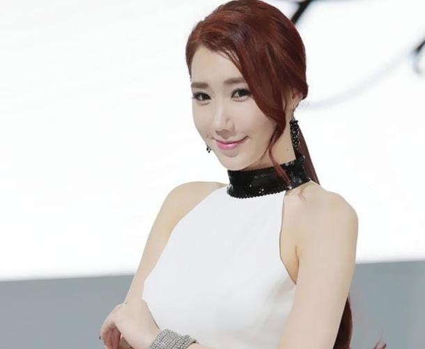 韩国车模界的清流,苗条身材曲线美,配饰色彩性感美感