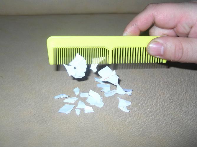 小梳子在头上梳几下,就能把碎纸片吸起来,这就是摩擦起电,这真是太