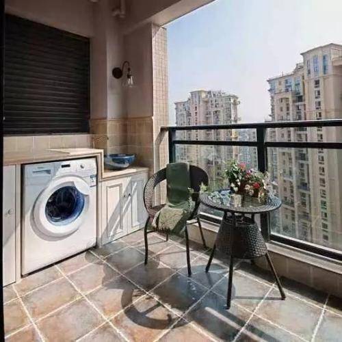 化解之法:用泰山石放在对准尖角物处.