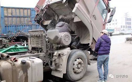 正确方法:先等发动机冷却后,先进行泄压再打开水箱盖,同时配合湿毛巾