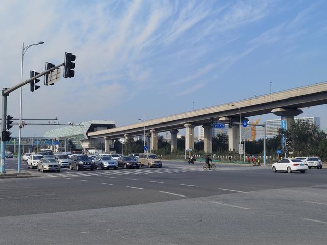 现况北清路和京藏高速交口的辛庄桥区高峰时段车辆排队比较严重/记者
