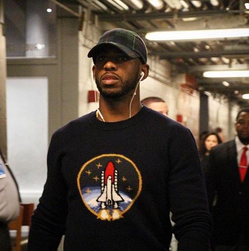 根据此前的报道,火箭控卫克里斯-保罗将会在今天的比赛中复出.