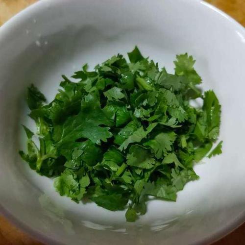 第4步,香菜碎备用.