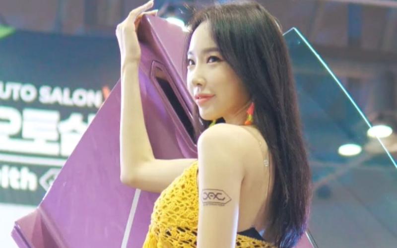 展autosalon美女模特racingmodel金多娜kimdana牛仔短裙超清饭拍秀
