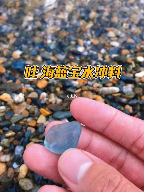 在乌伦古湖只要你够细心就能捡到很漂亮的石头