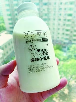 哞哞小花牛巴氏鲜奶瓶身上标有储存方式,但并没有生产日期等信息由蜜