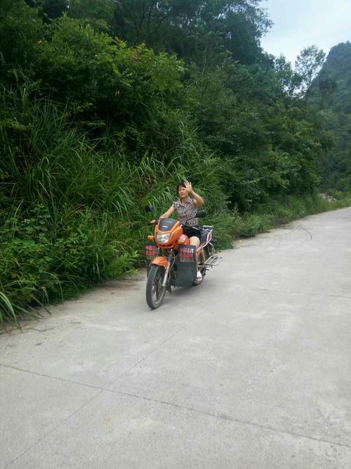 骑摩托车的女人
