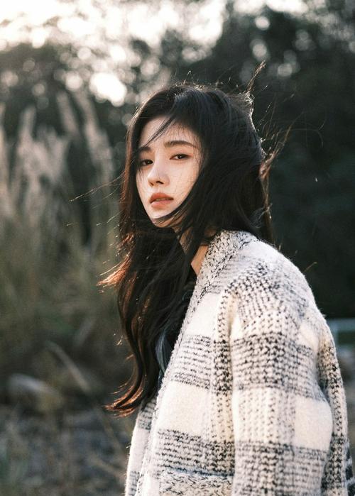 鞠婧祎穿黑色花纹衬衫长发披肩气质温柔