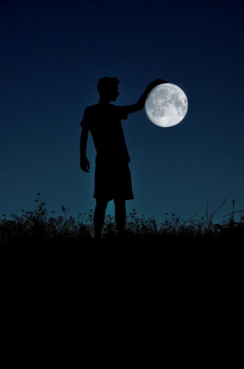 一组月亮的创意摄影作品,拍摄很简单,画面却很美!