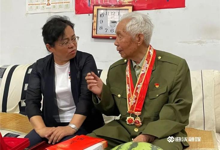 潘海燕在曲沃县走访慰问老党员并开展党支部联系点工作