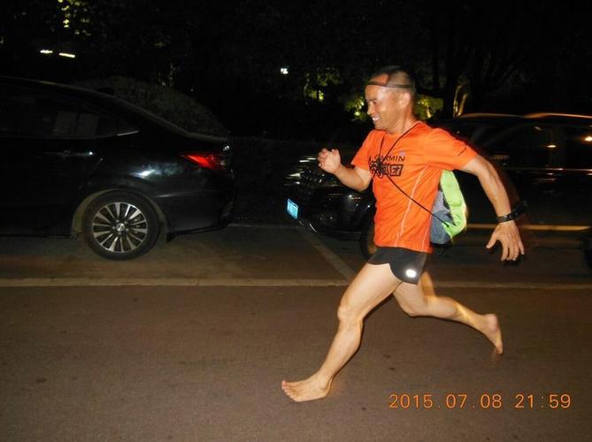 赤脚夜跑遇到拍照大神