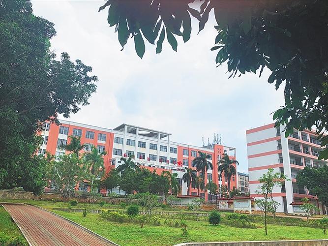 儋州市第七中学优美的校园环境.