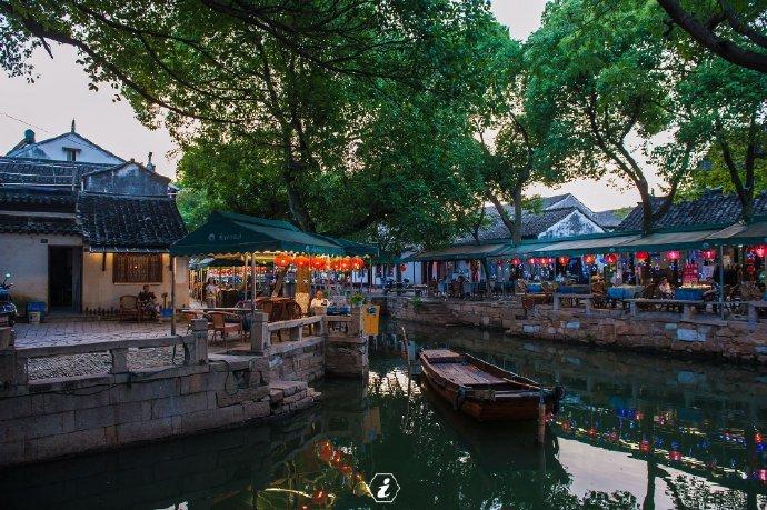 同里:"活着的古镇"