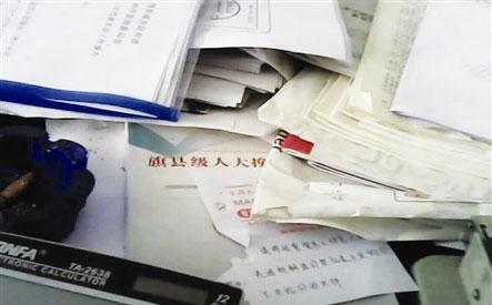 办公桌上放着文件