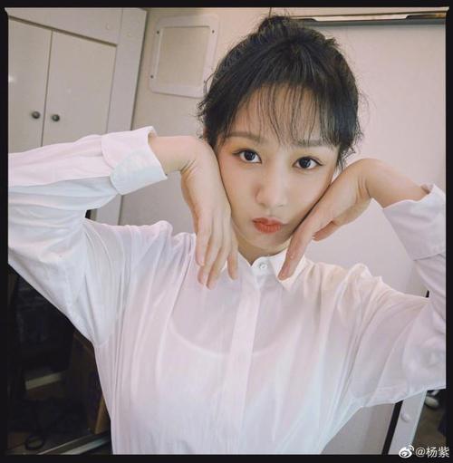 杨紫罕晒九宫格美照眨眼嘟嘴超可爱肤白貌美似少女