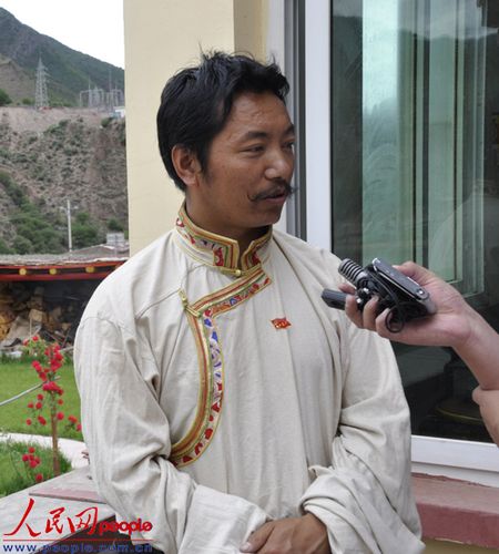俄洛镇党委书记罗布斯朗在接受采访 人民网 记者罗旭摄