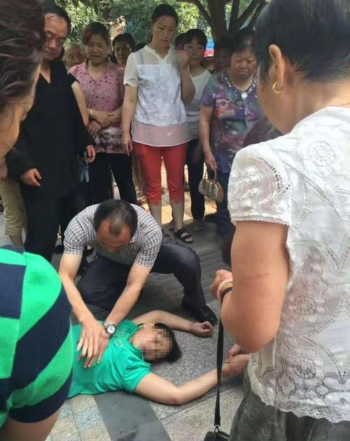 女子锻炼时倒地猝死 热心市民轮番急救获点赞