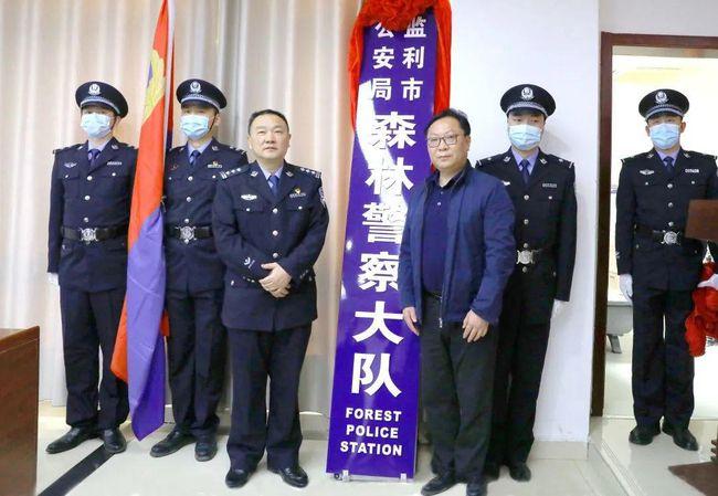 市公安局政委刘祥与市自然资源和规划局局长吴忠成一起为监利市公安