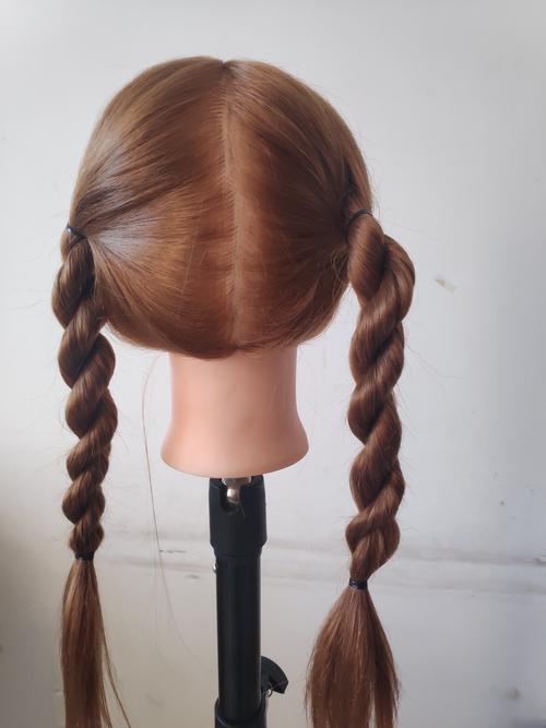 看,老师在讲解两股辫的编法.