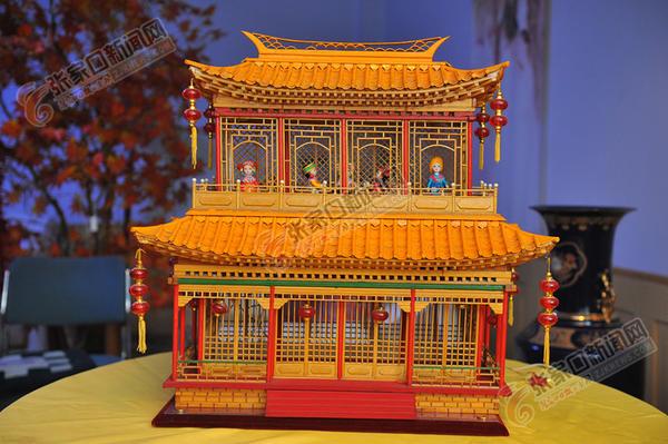 李海生将筷子制作成建筑的零部件 今年63岁的李海生是张家口下花园