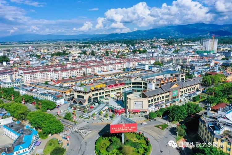 街道上鲜明的道路标识 让交通更文明,更安全 今天的陇川 城市规划更