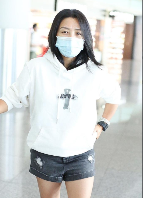 35岁何洁机场照曝光?身材臃肿腿部粗壮,皮肤暗黄宛如素人?