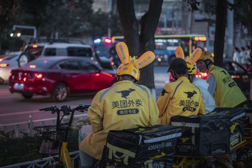 傍晚去市场抓拍的美团外卖员,可可爱爱.用了lr调色,类似于胶片的感觉.