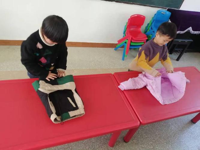 峻峰幼儿园小二班生活教育—自理能力提高《叠衣服》 - 美篇