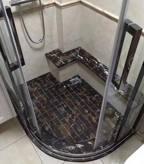 淋浴房地面不要贴瓷砖了,每次洗完澡都有积水,不如做个地面拉槽