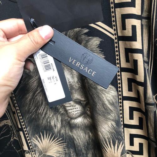 ￥ 1119  价格透明· 卖家寄语 全新范思哲狮头t恤,s码带吊牌,码