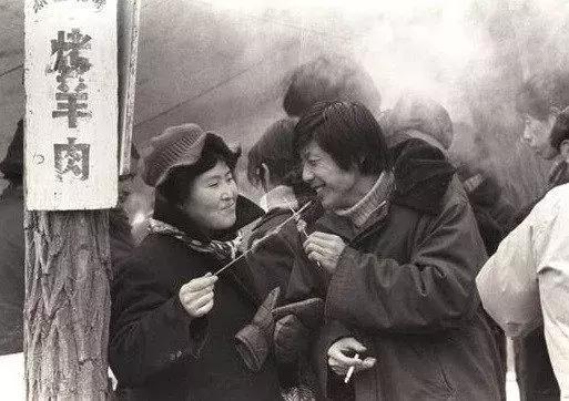 老照片:80年代庙会小吃,第二张的冰糖葫芦让人吃惊