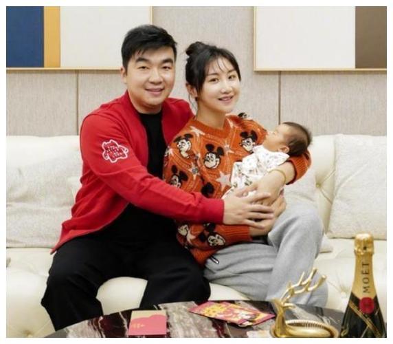 何雯娜点赞老公二婚后,梁超前妻已将婚纱照删除,发文无意挑衅谁
