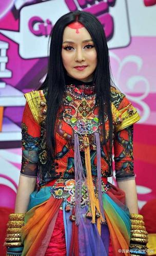 有种整容叫萨顶顶卸妆,"神婆"秒变女神,网友:早这样早