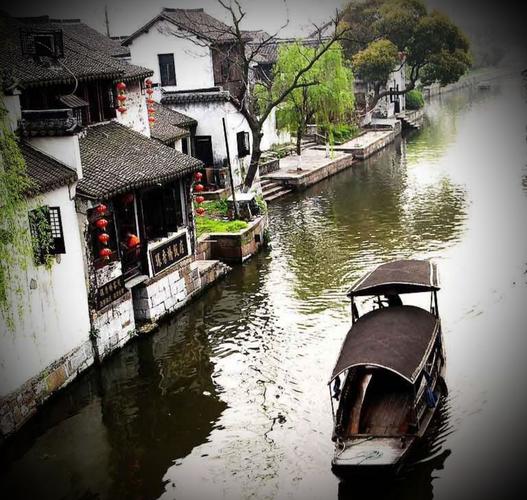 更添了几分兴致  几分寂寥 是梅雨  挥就了诗意江南 青石巷里  撑油