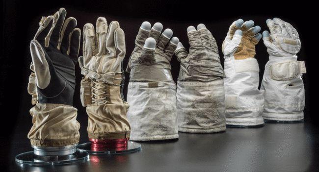 手套都是为每位航天员量身定做,指尖部分特殊设计,灵活度可以拿捏5