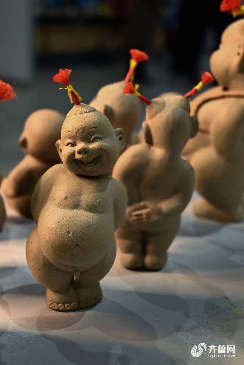 聋哑人赵建永每一件泥塑作品都面带笑容