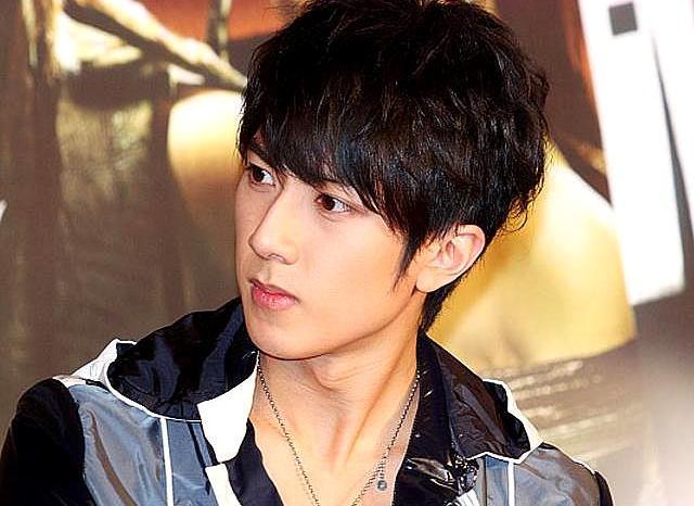 吴尊72岁爸爸参加真人秀,撞脸刘德华,粉丝赞叹家族基因强大!